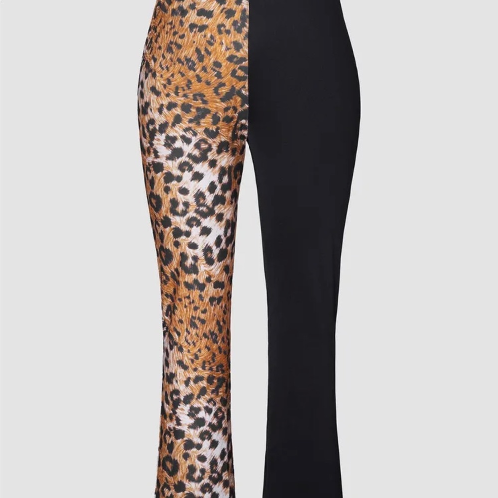Small, back and leopard print bootleg pants. Cotton/polyester blend.